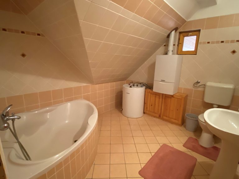 Vendeg furdoszoba guest bathroom 2 768x576